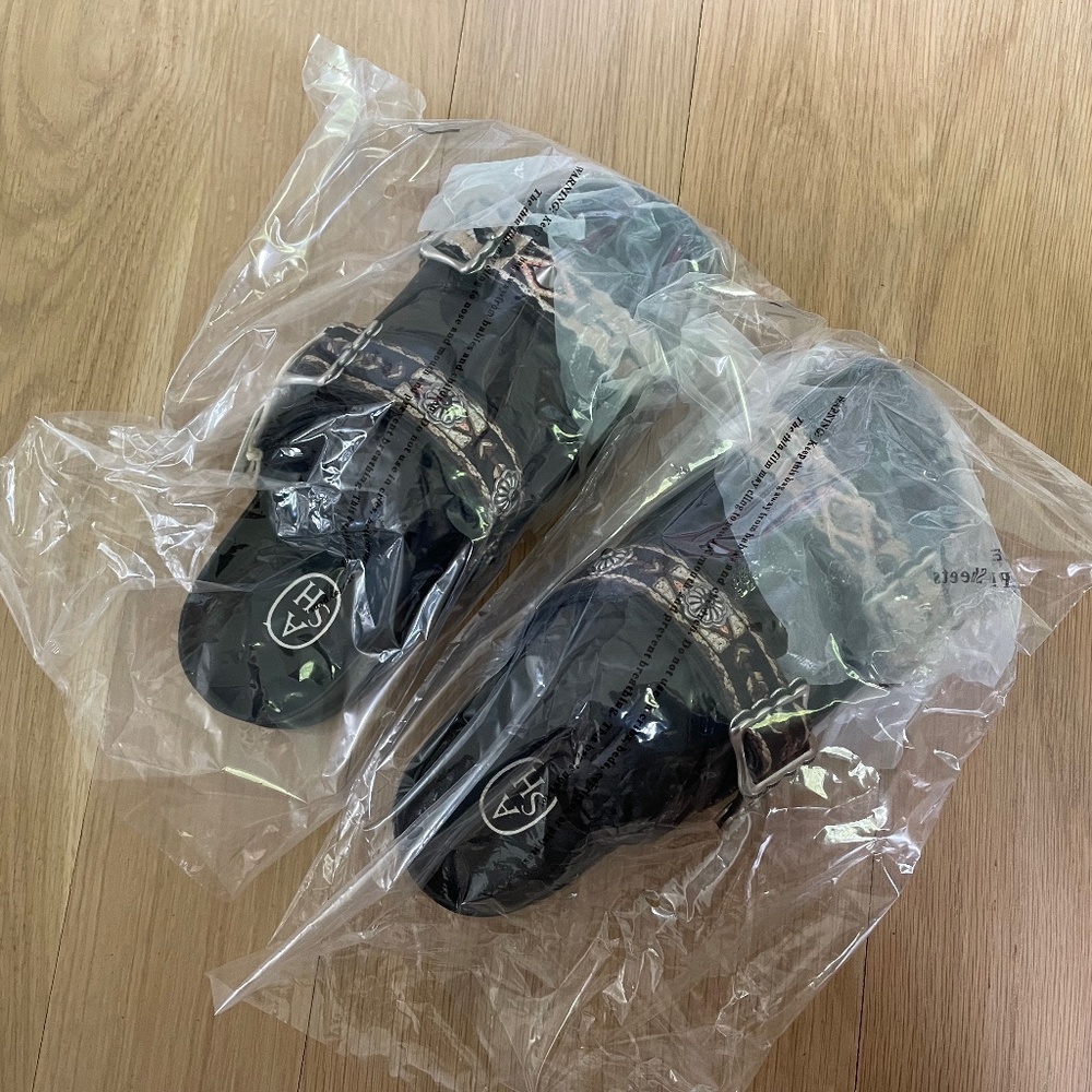 New in the box Ash sandal